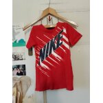 Tee shirt rouge imprimé blanc / noir 6 ans nike. Tee shirt rouge imprimé blanc / noir 6 ans nike.
