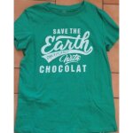 Tee shirt  ; save the earth only planet with chocolat ; en 9 / 10 ans