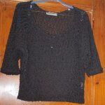 Top noir maille ajoure et souple - parsem de paillettes noires - encolure ronde trs dgage - petites ...
