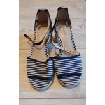 Offrez - vous une touche d'�l�gance estivale avec cette paire de sandales de la marque andr�. con�ues ...