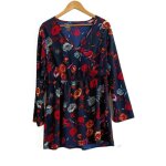 Tunique. blouse bleu marine � fleurs multicolore. boohoo. taille 44 / 46