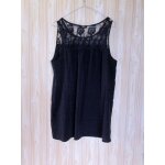 Tunique noire sans manches la redoute. t. 38. encolure dentelle. longueur : 75 cm environ.