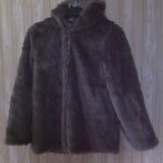Veste en fausse fourrure, À capuche. taille 14. marque in extenso. couleur marron clair. 2 poches avant. ... Veste en fausse fourrure, À capuche. taille 14. marque in extenso. couleur marron clair. 2 poches avant. ...