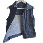 Veste en jean et tricot sans manches