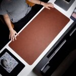 Sous main de bureau 90 x 45 cm r�versible en cuir pvc et li�ge imperm�able marron yonis