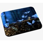 Tapis de souris papillons bleus et champignons blancs dans la nuit frique magique