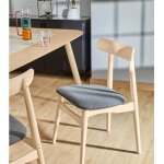 Lot de 4 chaises en bois massif naturel et coussin gris foncé may Lot de 4 chaises en bois massif naturel et coussin gris foncé may