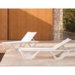 Lot de 4 chaises longues voxel vondom blanc et 4 tables basses cray Lot de 4 chaises longues voxel vondom blanc et 4 tables basses cray