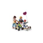 Promenade en famille avec une poussette