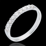 Alliance or blanc 18 carats semi pav�e - serti griffes - 0. 3 carats - 9