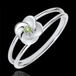 Bague eclosion - première rose - or blanc 18 carats et péridot Bague eclosion - première rose - or blanc 18 carats et péridot