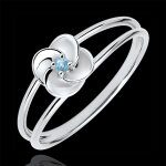 Bague eclosion - première rose - or blanc 18 carats et topaze bleue Bague eclosion - première rose - or blanc 18 carats et topaze bleue