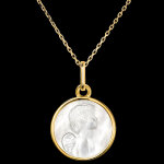Médaille l'ange nacré – or jaune 18 carats et nacre Médaille l'ange nacré – or jaune 18 carats et nacre