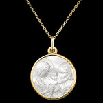 Mdaille sainte famille  or jaune 18 carats et nacre