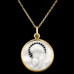 Médaille vierge marie et enfant – or jaune 18 carats et nacre Médaille vierge marie et enfant – or jaune 18 carats et nacre