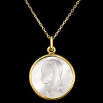 Médaille vierge marie en prière – or jaune 18 carats et nacre Médaille vierge marie en prière – or jaune 18 carats et nacre
