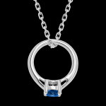 Pendentif 'cutie ring' - or blanc 9 carats et saphir synthtique