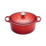 Cocotte signature en fonte émaillée ronde 28 cm cerise 162064 Cocotte signature en fonte émaillée ronde 28 cm cerise 162064